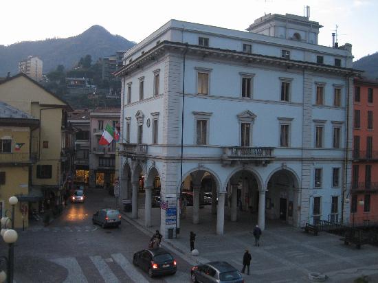 Omegna discute della "zattera" e del Borgo della comunità