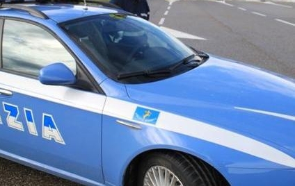 Ruba un furgone, viene inseguito, si schianta e fugge