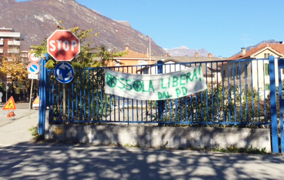 Striscione anti Partito Democratico alle porte di Domo