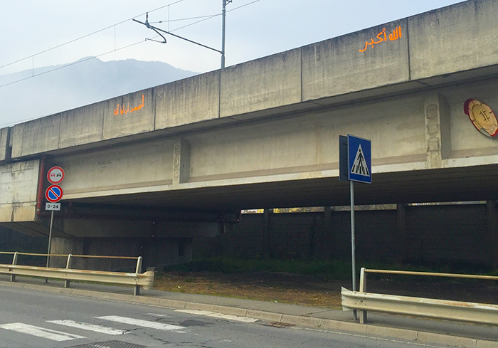 Inquietanti scritte in arabo sui muri domesi. Fotogallery