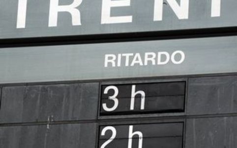 I pendolari denunciano: troppi treni in ritardo