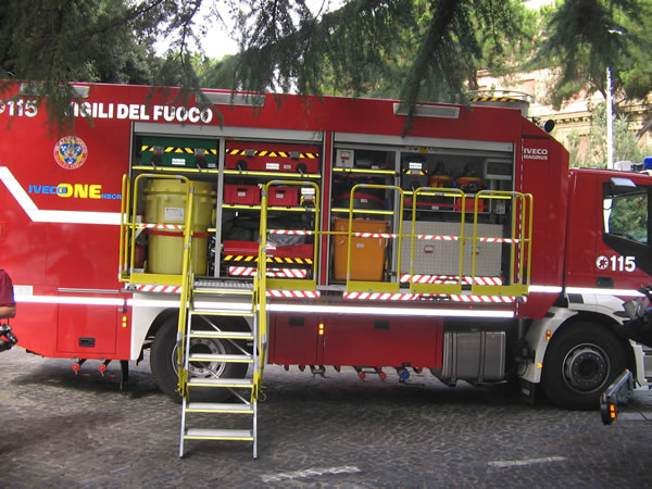 Perde il carico di resina dal camion nel piazzale del ristorante