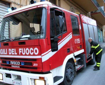 A fuoco il tetto d'una villetta
