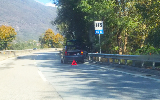 Auto ferma pericolosamente in superstrada