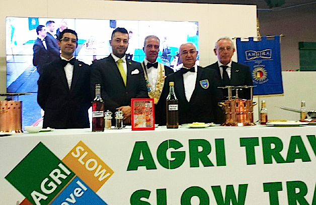 Il maitre Valerio Beltrami cucina in prima mondiale il tapeluco di dromedario flambè