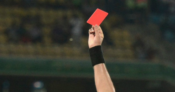 Baby calciatore spacca il naso e quattro denti all’arbitro: cinque anni di squalifica