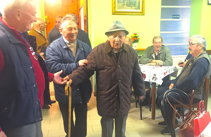 Festa al Badulerio per i cento anni di nonno Casna, tutti i giorni va al Circolo da solo. Video e foto