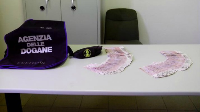 In dogana con 34.000 euro non dichiarati nel bagaglio: multati