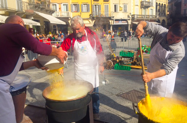 In tanti in Piazza Mercato per “Sapori d’autunno”. Fotogallery