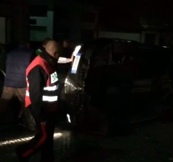 Si schianta contro quattro auto in centro e si cappotta (video)
