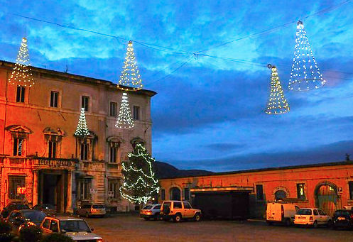 Si faranno le luminarie natalizie domesi, incertezza per l'addobbo del grande albero di piazza Chiossi