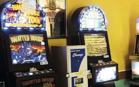 Ripuliscono il cambiamonete del bar ma si salvano con un cavillo legale
