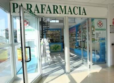 Rapina la farmacia con il coltello e fugge