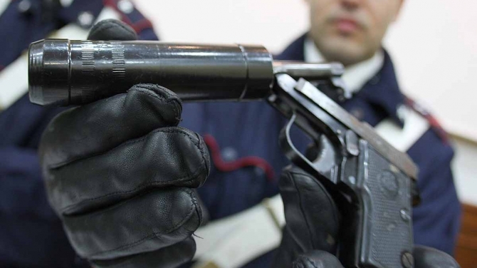 Pistola e proiettili "abusivi": arrestato 39enne di Arona