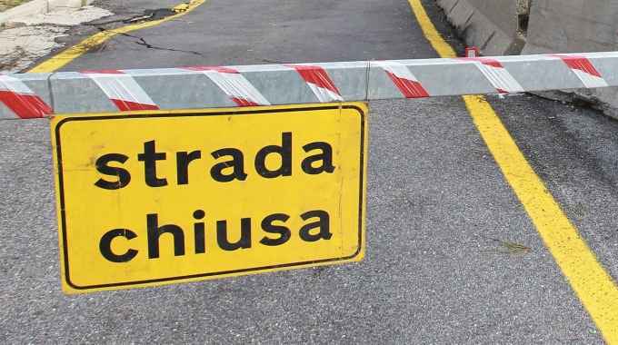 Una voragine a centro strada, chiusa la statale 34