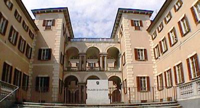 Scopre il ladro che tenta di entrargli in casa e lo fa arrestare