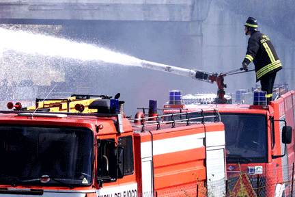 Fiamme nel laboratorio, a fuoco la casa