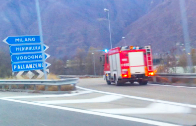 Incendio ad un tetto, intervengono i Vigili del fuoco