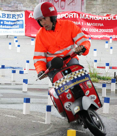 A Domo la gimkana con le Vespe. Fotogallery