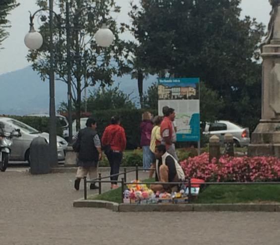 Ambulante sulle aiuole del monumento