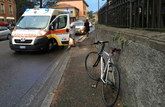 Urta un ciclista con l'auto e scappa
