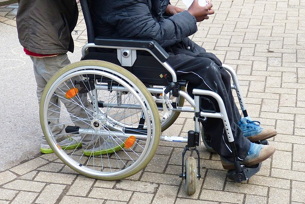 Dagli alpini di Premosello una carrozzina in regalo alla Rsa