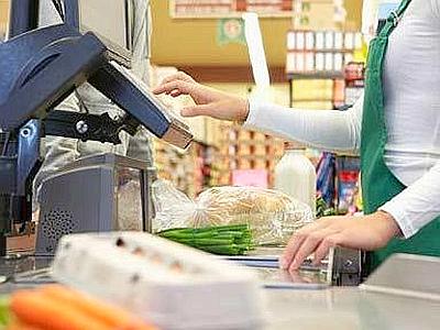 Tenta di rubare all’Esselunga ma viene assolta: il reato è lieve