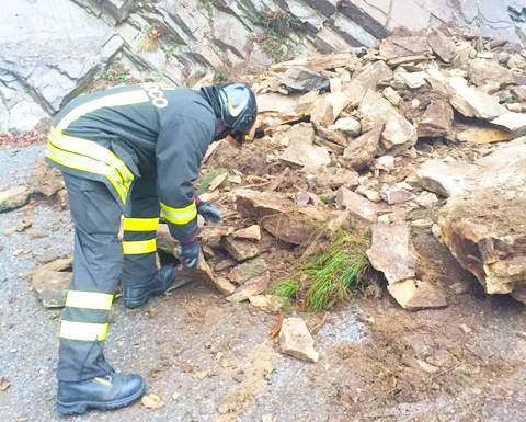 Frana a Monteossolano, strada bloccata, Vigili del fuoco al lavoro. Foto