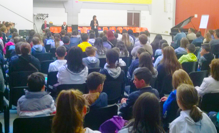Una bacchetta da direttore d'orchestra in dono alla nuova preside delle scuole medie domesi. Fotogallery