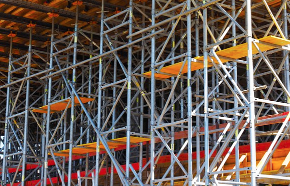 S’offre di comprare attrezzi edili ma sparisce con 26 quintali di merce