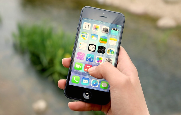 Gli rubano l'iPhone in un bar in centro Domo, denunciato un 45 enne per ricettazione