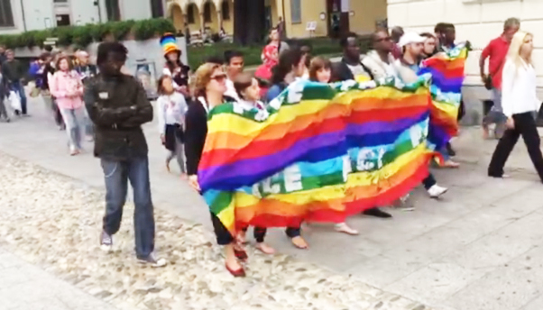 Marcia degli scalzi: “Marciamo perchè c'è un livello minimo di umanità dal quale non possiamo prescindere”. Video e foto