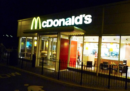 Rovesciano e rompono all'interno del Mc Donald's: 5 domesi ventenni presi e denunciati