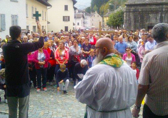 Interminabile fila di fedeli per il pellegrinaggio a Re di Cl