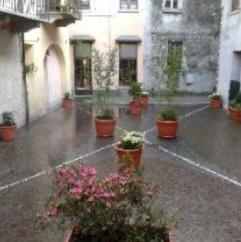 Vandali in piazza 8 marzo: rifiuti sparsi ovunque