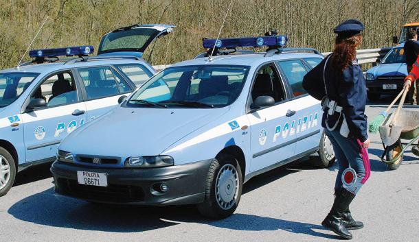 Scontro tra due auto, donna all'ospedale: guarirà in dieci giorni
