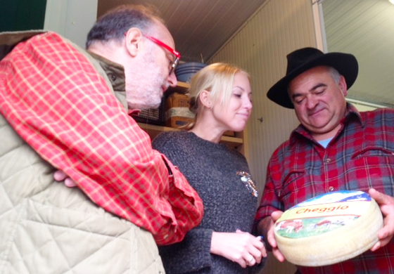 Raspelli in Antrona per la marchiatura del formaggio Cheggio: “E' una scoperta”. Videointervista e fotogallery
