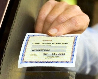 Il tagliando dell'assicurazione é falso: 36enne denunciata