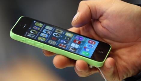 Il suo telefonino era rubato: a giudizio per ricettazione