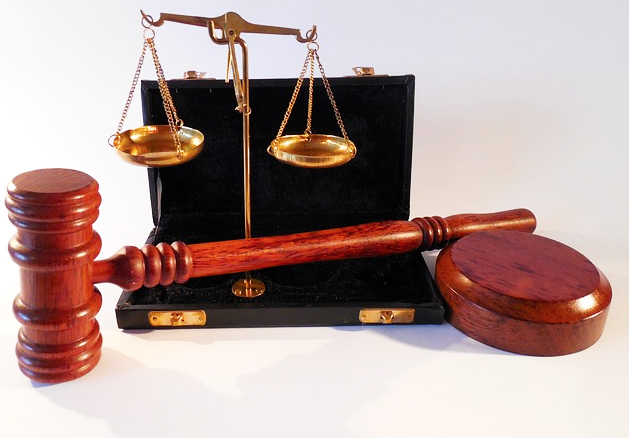 Era accusato di avere mostrato i genitali alla nuora. Oggi il processo