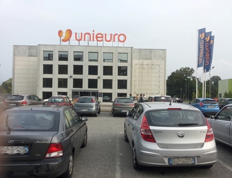 Rubano un'auto, sfondano la vetrina e rubano all'Unieuro