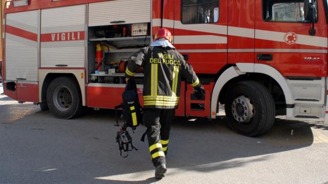Fuga di gas nello scantinato: palazzina evacuata e bonificata