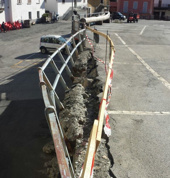 Bognanco: strada per San Lorenzo con guard rail e barriere divelte