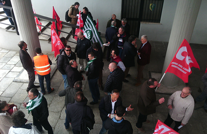 La protesta dei sindacati e il "gelo" con l'azienda