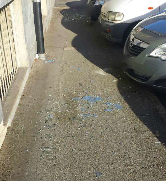 Lite domestica, i vetri di casa cadono sul marciapiede