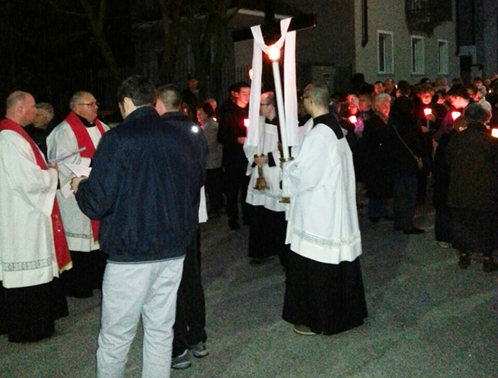 Oltre 400 persone alla Via Crucis al Calvario domese