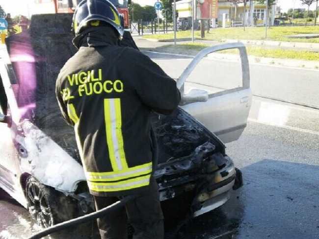 Auto in fiamme nella notte: rogo domato